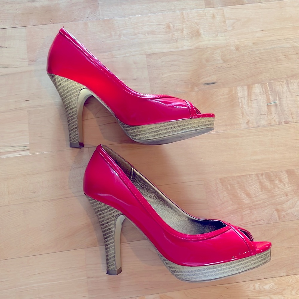 Steve Madden parent leather shiny red 4” heels pumps 6 wood